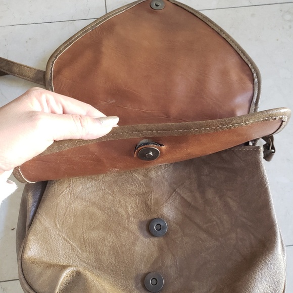 Vintage leather buttoned crossbody purse/bag - Picture 4 of 8